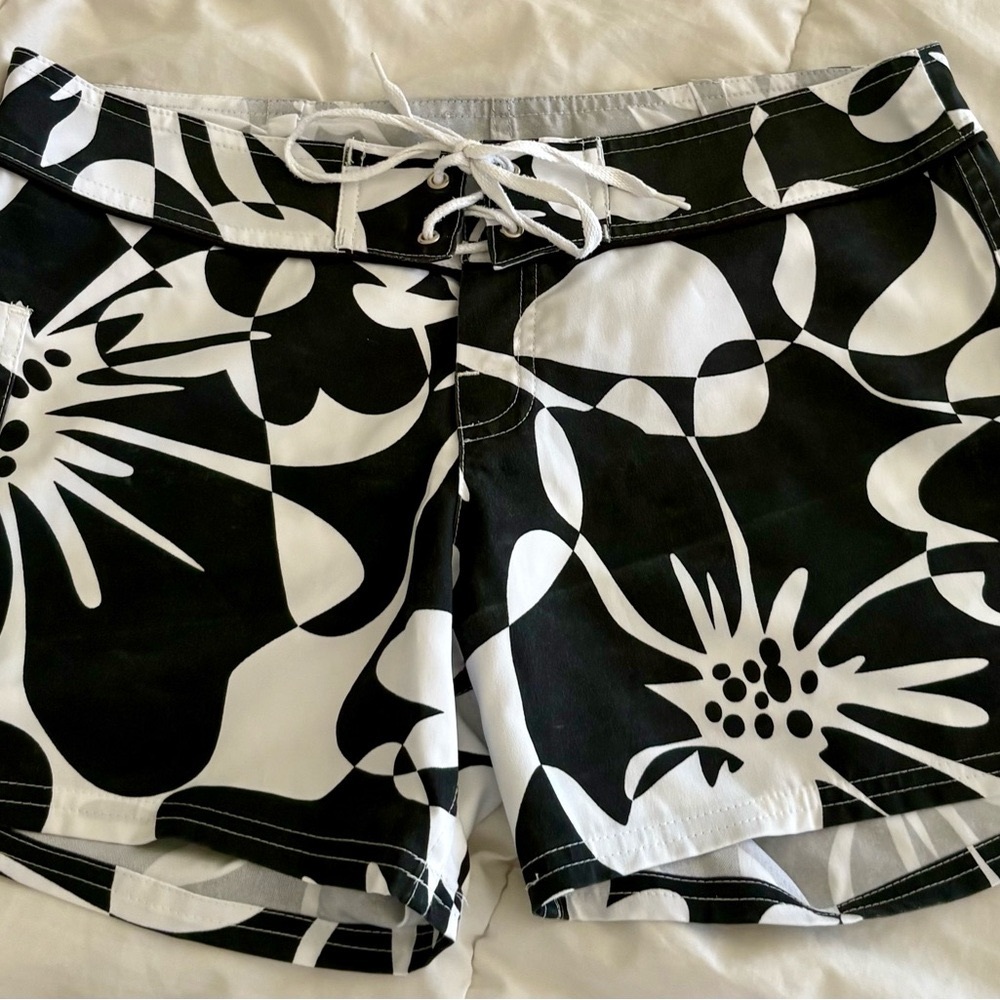 Black and White active/sport/swimming Floral Board Shorts